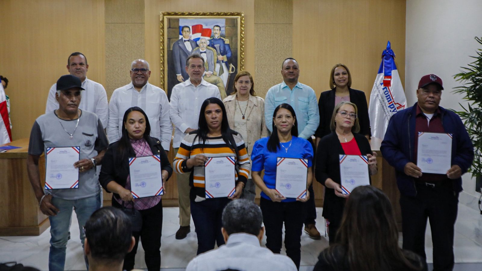 Gobierno entrega RD$50 millones en créditos a 232 prestatarios en Constanza